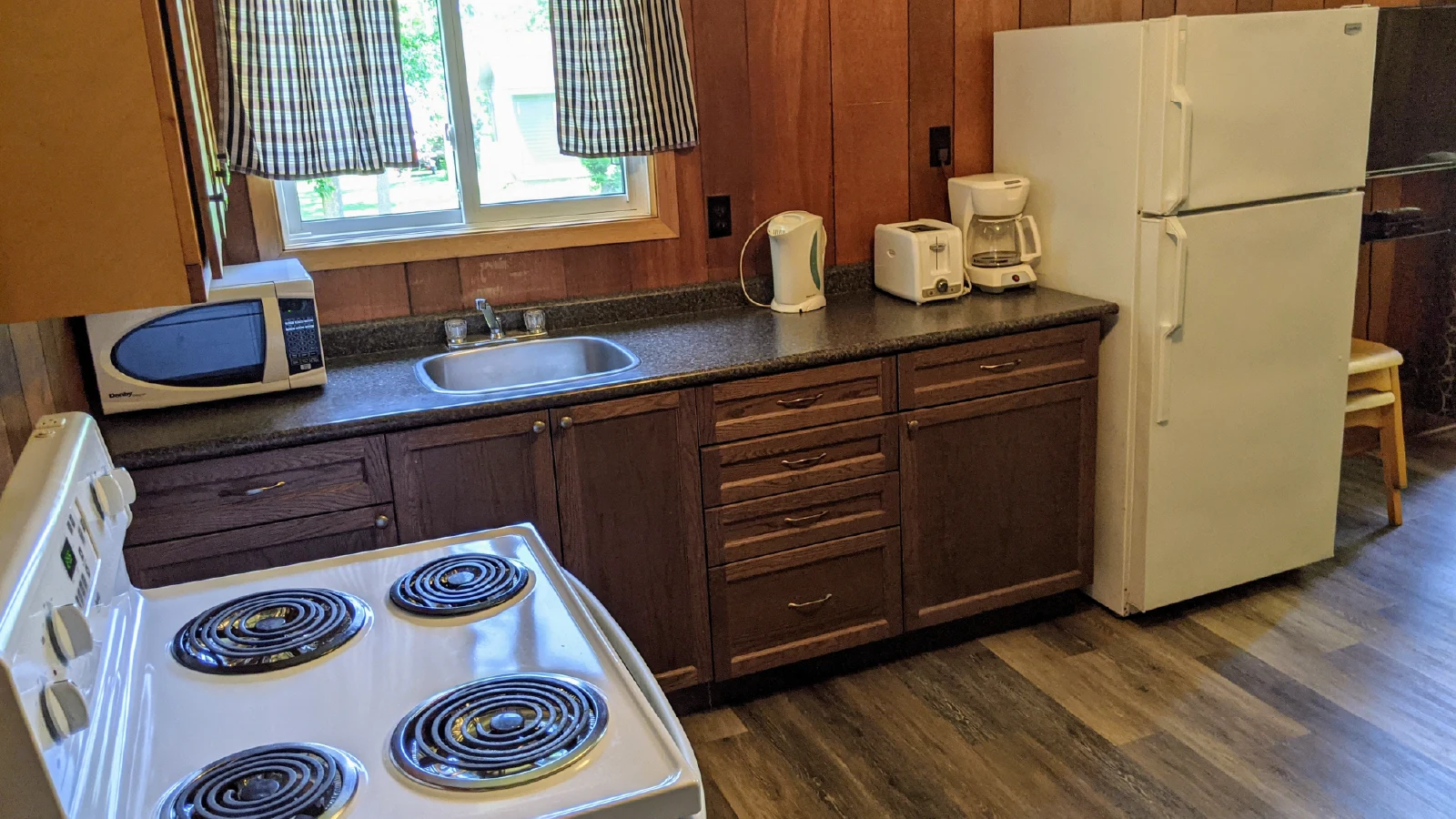 Pigeon-Lake-Resort-Cottage-sixteen-kitchen